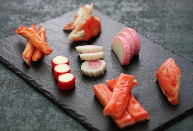 Surimi là một sản phẩm thực phẩm được chế biến từ thịt cá xay nhuyễn, thường được dùng để mô phỏng kết cấu và màu sắc của thịt tôm hùm, cua và các loại động vật có vỏ khác. Ảnh minh họa Surimi là một sản phẩm thực phẩm được chế biến từ thịt cá xay nhuyễn, thường được dùng để mô phỏng kết cấu và màu sắc của thịt tôm hùm, cua và các loại động vật có vỏ khác. Ảnh minh họa