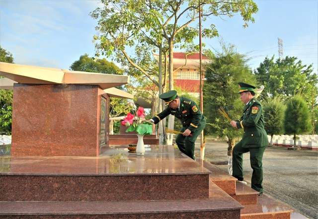 Ban Chỉ huy BĐBP tỉnh An Giang viếng nghĩa trang anh hùng Liệt sỹ- Ảnh 1.