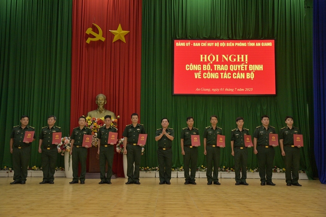 Ban Chỉ huy BĐBP tỉnh An Giang trao quyết định về công tác cán bộ năm 2025- Ảnh 1. Ban Chỉ huy BĐBP tỉnh An Giang trao quyết định về công tác cán bộ năm 2025- Ảnh 1.