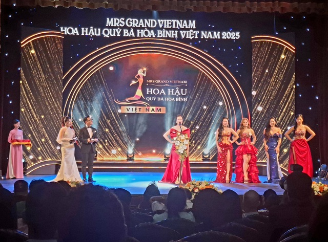 Người đẹp Nguyễn Thị Thưa đăng quang Mrs Grand Vietnam 2025- Ảnh 11.