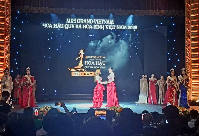 Người đẹp Nguyễn Thị Thưa đăng quang Mrs Grand Vietnam 2025- Ảnh 8.