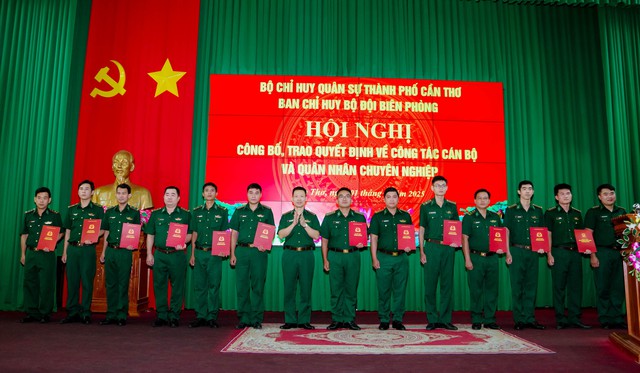 BĐBP TP. Cần Thơ trao quyết định điều động, bổ nhiệm 91 cán bộ sĩ quan, QNCN- Ảnh 2.