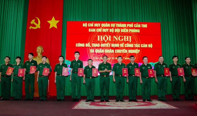 BĐBP TP. Cần Thơ trao quyết định điều động, bổ nhiệm 91 cán bộ sĩ quan, QNCN- Ảnh 3.