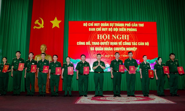 BĐBP TP. Cần Thơ trao quyết định điều động, bổ nhiệm 91 cán bộ sĩ quan, QNCN- Ảnh 4.