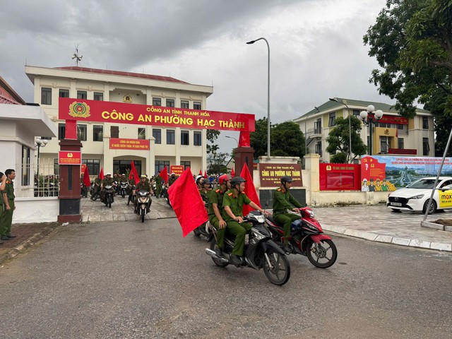 Thanh Hóa: Công an 166 phường, xã ra quân hướng dẫn thủ tục hành chính cho người dân- Ảnh 3. Thanh Hóa: Công an 166 phường, xã ra quân hướng dẫn thủ tục hành chính cho người dân- Ảnh 3.
