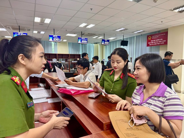 Thanh Hóa: Công an 166 phường, xã ra quân hướng dẫn thủ tục hành chính cho người dân- Ảnh 4. Thanh Hóa: Công an 166 phường, xã ra quân hướng dẫn thủ tục hành chính cho người dân- Ảnh 4.