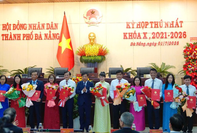 TP Đà Nẵng: Trao quyết định bổ nhiệm 14 giám đốc sở, ngành mới sau sáp nhập- Ảnh 2. TP Đà Nẵng: Trao quyết định bổ nhiệm 14 giám đốc sở, ngành mới sau sáp nhập- Ảnh 2.