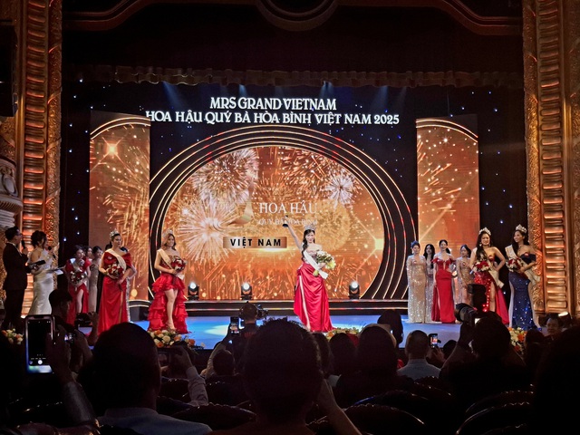 Người đẹp Nguyễn Thị Thưa đăng quang Mrs Grand Vietnam 2025- Ảnh 1.