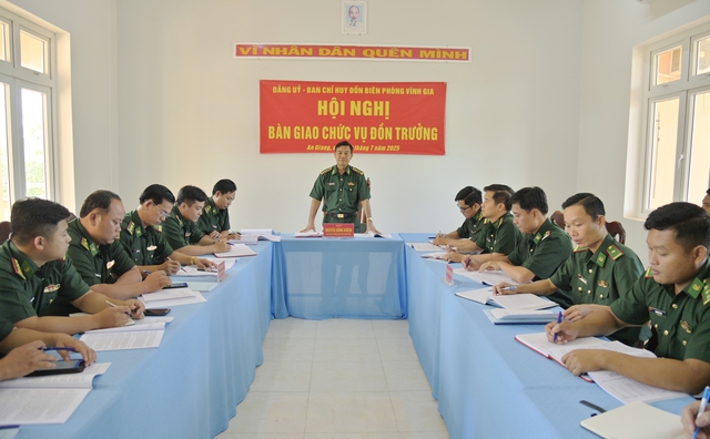 An Giang: Bàn giao chức vụ Đồn trưởng Đồn Biên phòng Vĩnh Gia- Ảnh 2. An Giang: Bàn giao chức vụ Đồn trưởng Đồn Biên phòng Vĩnh Gia- Ảnh 2.