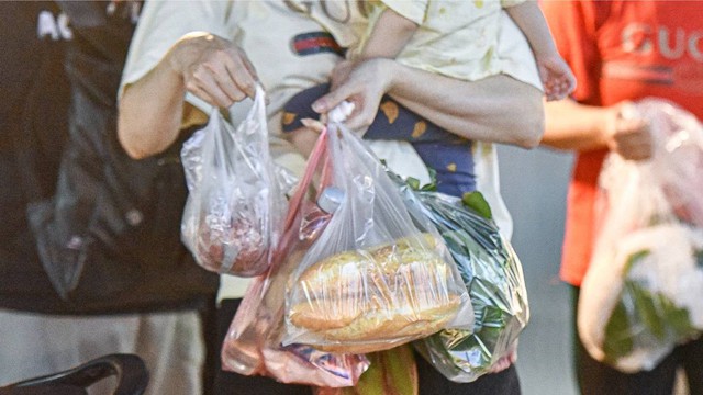 Hà Nội: Chợ, cửa hàng tiện lợi sẽ dừng cung cấp miễn phí túi ni lông từ năm 2027- Ảnh 1. Hà Nội: Chợ, cửa hàng tiện lợi sẽ dừng cung cấp miễn phí túi ni lông từ năm 2027- Ảnh 1.