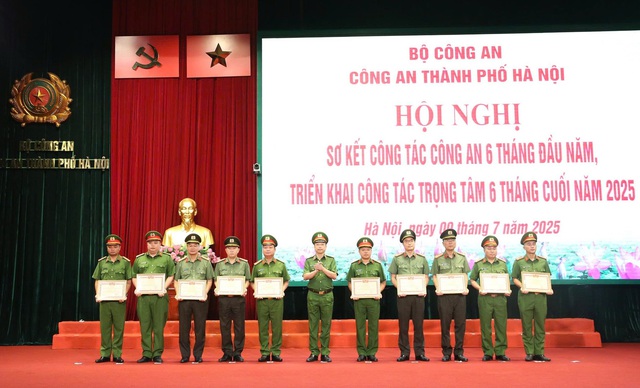 Công an thành phố Hà Nội sơ kết công tác 6 tháng đầu năm 2025- Ảnh 4. Công an thành phố Hà Nội sơ kết công tác 6 tháng đầu năm 2025- Ảnh 4.