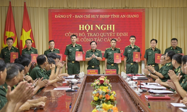 Ban Chỉ huy BĐBP tỉnh An Giang trao quyết định về công tác cán bộ- Ảnh 2. Ban Chỉ huy BĐBP tỉnh An Giang trao quyết định về công tác cán bộ- Ảnh 2.