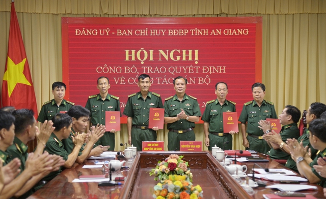 Ban Chỉ huy BĐBP tỉnh An Giang trao quyết định về công tác cán bộ- Ảnh 3. Ban Chỉ huy BĐBP tỉnh An Giang trao quyết định về công tác cán bộ- Ảnh 3.