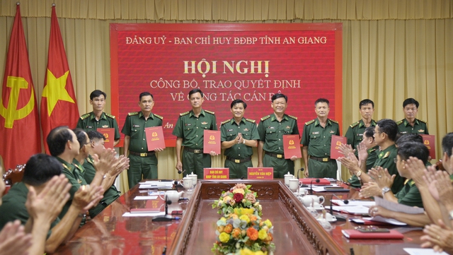 Ban Chỉ huy BĐBP tỉnh An Giang trao quyết định về công tác cán bộ- Ảnh 4. Ban Chỉ huy BĐBP tỉnh An Giang trao quyết định về công tác cán bộ- Ảnh 4.