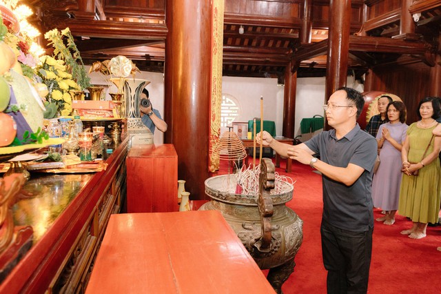 Đoàn cán bộ, phóng viên Tạp chí Doanh nghiệp và Tiếp thị dâng hương tại nghĩa trang liệt sĩ Quốc tế Việt - Lào- Ảnh 1.