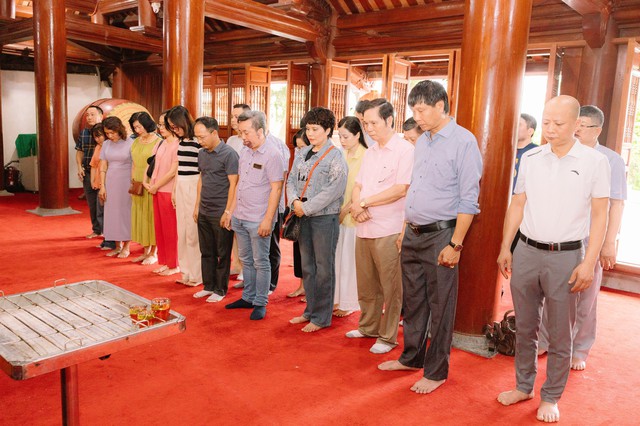 Đoàn cán bộ, phóng viên Tạp chí Doanh nghiệp và Tiếp thị dâng hương tại nghĩa trang liệt sĩ Quốc tế Việt - Lào- Ảnh 2.