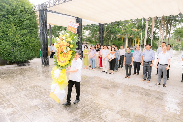 Đoàn cán bộ, phóng viên Tạp chí Doanh nghiệp và Tiếp thị dâng hương tại nghĩa trang liệt sĩ Quốc tế Việt - Lào- Ảnh 3.