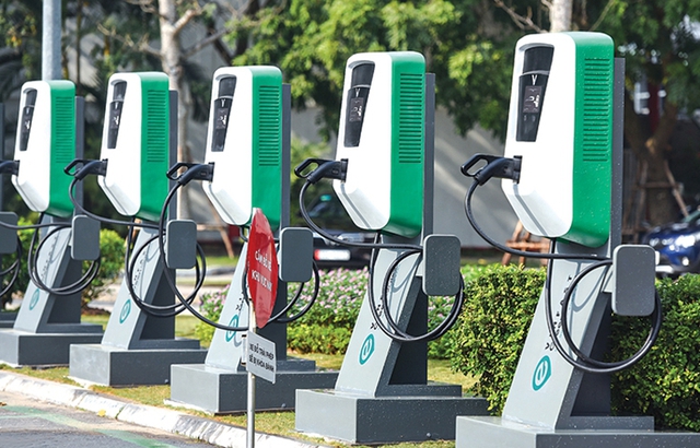 Hà Nội: Thành lập tổ công tác để chuyển đổi xe xăng, bổ sung trạm sạc xe điện- Ảnh 1. Hà Nội: Thành lập tổ công tác để chuyển đổi xe xăng, bổ sung trạm sạc xe điện- Ảnh 1.