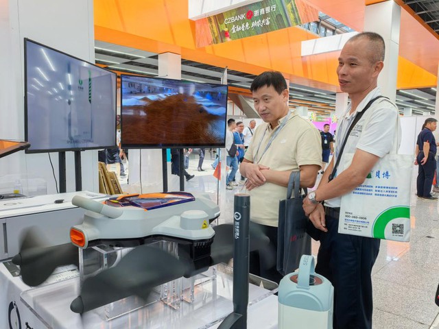 Nhà máy đen mọc lên như nấm tại nước láng giềng của Việt Nam: Ai nói nông dân phải "chân lấm tay bùn"?- Ảnh 1. Nhà máy đen mọc lên như nấm tại nước láng giềng của Việt Nam: Ai nói nông dân phải "chân lấm tay bùn"?- Ảnh 1.