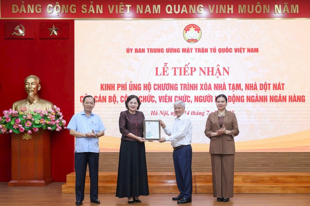 Ngành Ngân hàng ủng hộ 82 tỷ đồng, chung tay xóa nhà tạm, nhà dột nát- Ảnh 2. Ngành Ngân hàng ủng hộ 82 tỷ đồng, chung tay xóa nhà tạm, nhà dột nát- Ảnh 2.