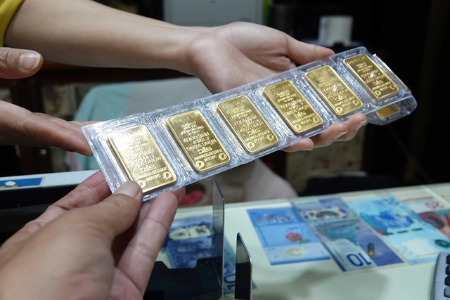 Giá vàng hôm nay 15/7: Neo ở đỉnh 121,5 triệu đồng/lượng- Ảnh 1. Giá vàng hôm nay 15/7: Neo ở đỉnh 121,5 triệu đồng/lượng- Ảnh 1.