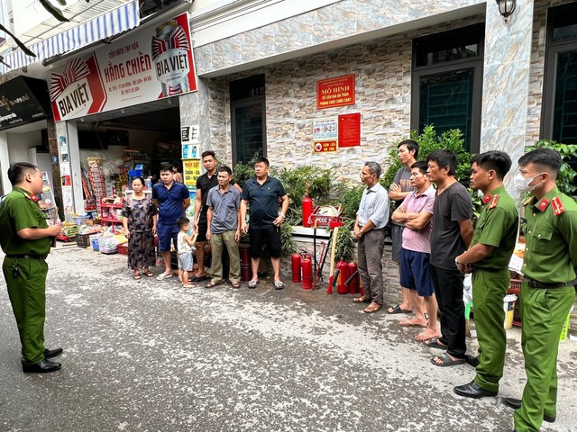 Hà Nội: Vận động 100% hộ gia đình lắp đặt hệ thống cảnh báo cháy sớm- Ảnh 1. Hà Nội: Vận động 100% hộ gia đình lắp đặt hệ thống cảnh báo cháy sớm- Ảnh 1.