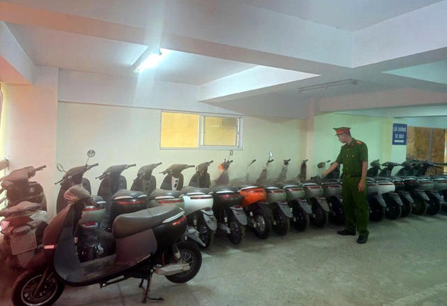 Kiểm tra đột xuất 2 cửa hàng xe điện Trung Hiếu, hiện đã bắt tạm giam 3 người- Ảnh 1. Kiểm tra đột xuất 2 cửa hàng xe điện Trung Hiếu, hiện đã bắt tạm giam 3 người- Ảnh 1.