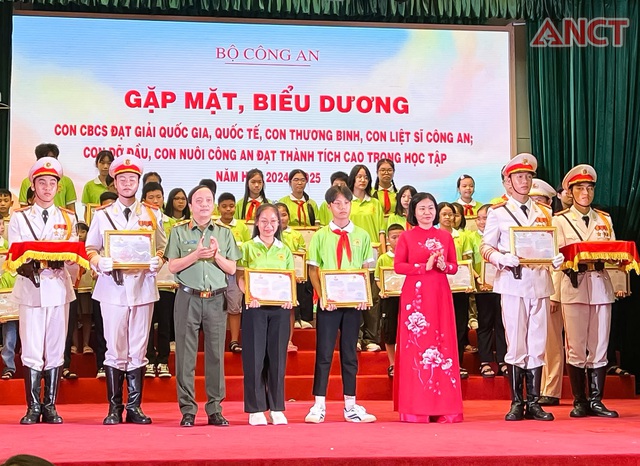 Công an TP. Cần Thơ: “Điểm tựa tinh thần” vững chắc cho các con- Ảnh 1. Công an TP. Cần Thơ: “Điểm tựa tinh thần” vững chắc cho các con- Ảnh 1.