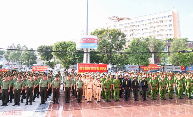 Công an TP Cần Thơ: Ra quân thực hiện cao điểm tấn công, trấn áp các loại tội phạm- Ảnh 1. Công an TP Cần Thơ: Ra quân thực hiện cao điểm tấn công, trấn áp các loại tội phạm- Ảnh 1.