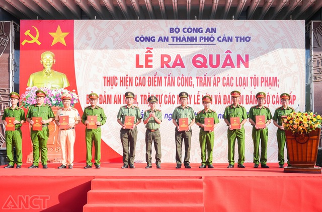Công an TP Cần Thơ: Ra quân thực hiện cao điểm tấn công, trấn áp các loại tội phạm- Ảnh 2. Công an TP Cần Thơ: Ra quân thực hiện cao điểm tấn công, trấn áp các loại tội phạm- Ảnh 2.