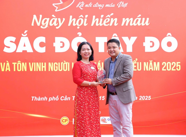 TP Cần Thơ: Tổ chức Ngày hội “Sắc đỏ Tây Đô” và tôn vinh người hiến máu- Ảnh 2. TP Cần Thơ: Tổ chức Ngày hội “Sắc đỏ Tây Đô” và tôn vinh người hiến máu- Ảnh 2.