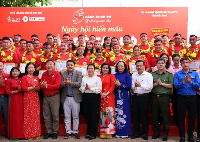TP Cần Thơ: Tổ chức Ngày hội “Sắc đỏ Tây Đô” và tôn vinh người hiến máu- Ảnh 4. TP Cần Thơ: Tổ chức Ngày hội “Sắc đỏ Tây Đô” và tôn vinh người hiến máu- Ảnh 4.