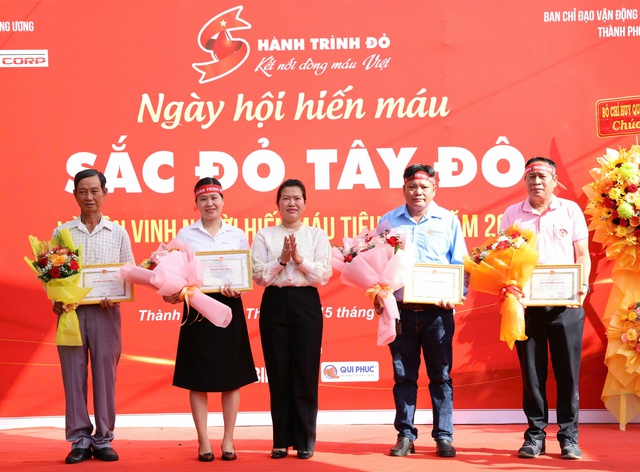 TP Cần Thơ: Tổ chức Ngày hội “Sắc đỏ Tây Đô” và tôn vinh người hiến máu- Ảnh 3. TP Cần Thơ: Tổ chức Ngày hội “Sắc đỏ Tây Đô” và tôn vinh người hiến máu- Ảnh 3.