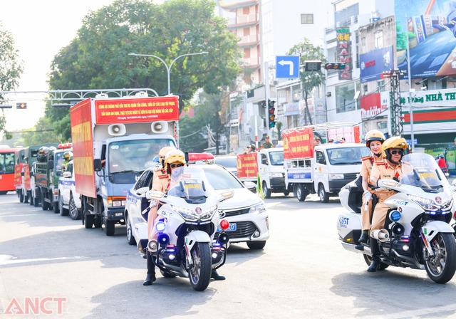 Công an TP Cần Thơ: Ra quân thực hiện cao điểm tấn công, trấn áp các loại tội phạm- Ảnh 4. Công an TP Cần Thơ: Ra quân thực hiện cao điểm tấn công, trấn áp các loại tội phạm- Ảnh 4.