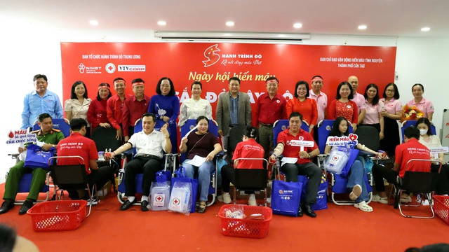 TP Cần Thơ: Tổ chức Ngày hội “Sắc đỏ Tây Đô” và tôn vinh người hiến máu- Ảnh 5. TP Cần Thơ: Tổ chức Ngày hội “Sắc đỏ Tây Đô” và tôn vinh người hiến máu- Ảnh 5.