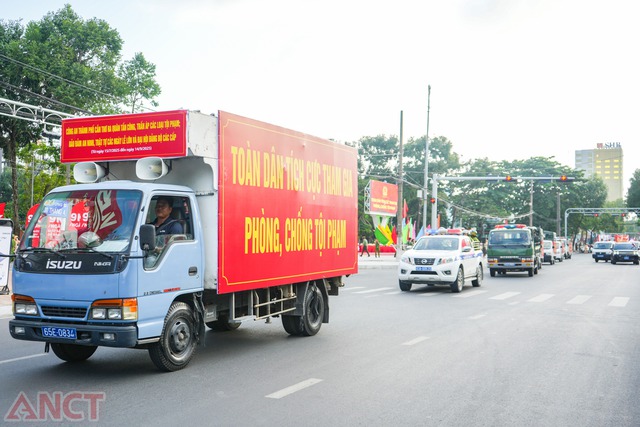 Công an TP Cần Thơ: Ra quân thực hiện cao điểm tấn công, trấn áp các loại tội phạm- Ảnh 6. Công an TP Cần Thơ: Ra quân thực hiện cao điểm tấn công, trấn áp các loại tội phạm- Ảnh 6.