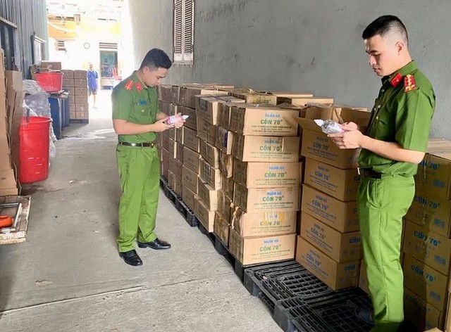 Phá đường dây sản xuất cồn y tế giả quy mô lớn do 2 anh em ruột làm chủ: Phát hiện chất cực nguy hại- Ảnh 1. Phá đường dây sản xuất cồn y tế giả quy mô lớn do 2 anh em ruột làm chủ: Phát hiện chất cực nguy hại- Ảnh 1.