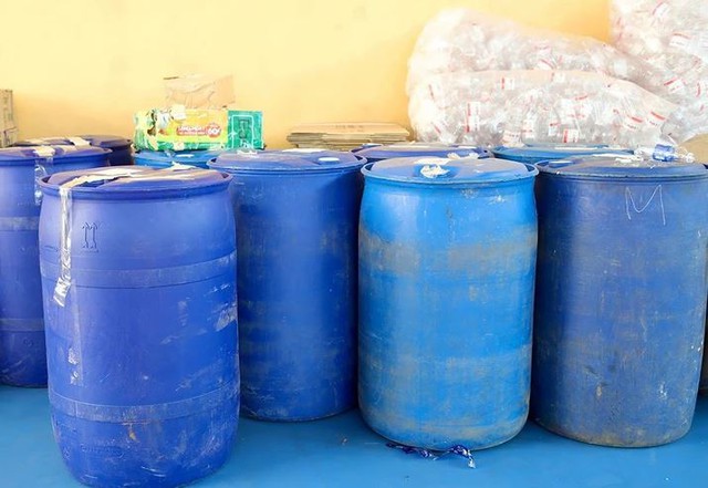 Phá đường dây sản xuất cồn y tế giả quy mô lớn do 2 anh em ruột làm chủ: Phát hiện chất cực nguy hại- Ảnh 2. Phá đường dây sản xuất cồn y tế giả quy mô lớn do 2 anh em ruột làm chủ: Phát hiện chất cực nguy hại- Ảnh 2.