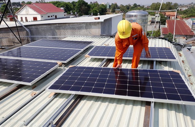Lắp thứ này trên mái nhà, tiền điện hè này "xuống dốc không phanh"- Ảnh 1. Lắp thứ này trên mái nhà, tiền điện hè này "xuống dốc không phanh"- Ảnh 1.