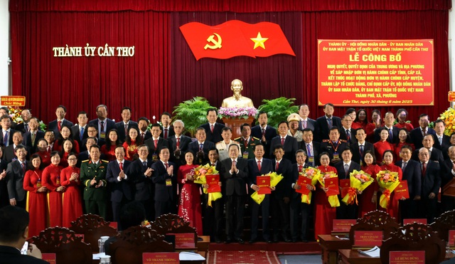 Cần Thơ phân công nhiệm vụ Bí thư và các Phó Bí thư Thành ủy- Ảnh 1. Cần Thơ phân công nhiệm vụ Bí thư và các Phó Bí thư Thành ủy- Ảnh 1.