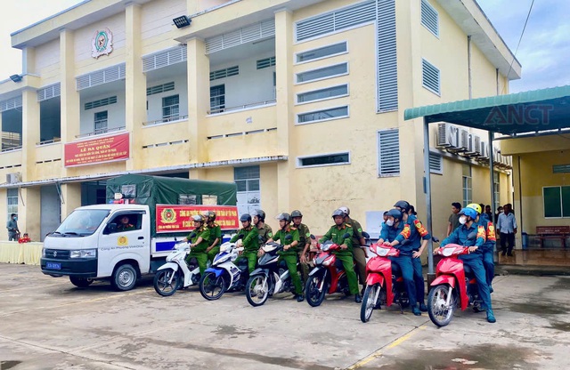 Công an các xã, phường (TP Cần Thơ) ra quân thực hiện cao điểm tấn công, trấn áp tội phạm- Ảnh 2. Công an các xã, phường (TP Cần Thơ) ra quân thực hiện cao điểm tấn công, trấn áp tội phạm- Ảnh 2.
