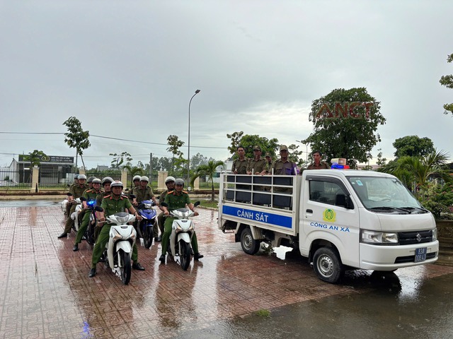 Công an các xã, phường (TP Cần Thơ) ra quân thực hiện cao điểm tấn công, trấn áp tội phạm- Ảnh 3. Công an các xã, phường (TP Cần Thơ) ra quân thực hiện cao điểm tấn công, trấn áp tội phạm- Ảnh 3.
