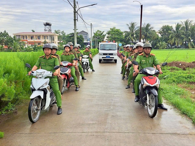 Công an các xã, phường (TP Cần Thơ) ra quân thực hiện cao điểm tấn công, trấn áp tội phạm- Ảnh 10. Công an các xã, phường (TP Cần Thơ) ra quân thực hiện cao điểm tấn công, trấn áp tội phạm- Ảnh 10.