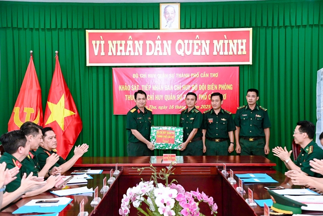 TP Cần Thơ: Khảo sát địa hình và kiểm tra các đơn vị Biên phòng biên giới biển- Ảnh 10. TP Cần Thơ: Khảo sát địa hình và kiểm tra các đơn vị Biên phòng biên giới biển- Ảnh 10.