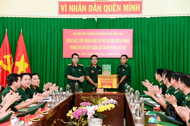 TP Cần Thơ: Khảo sát địa hình và kiểm tra các đơn vị Biên phòng biên giới biển- Ảnh 7. TP Cần Thơ: Khảo sát địa hình và kiểm tra các đơn vị Biên phòng biên giới biển- Ảnh 7.