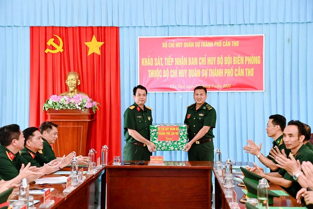 TP Cần Thơ: Khảo sát địa hình và kiểm tra các đơn vị Biên phòng biên giới biển- Ảnh 8. TP Cần Thơ: Khảo sát địa hình và kiểm tra các đơn vị Biên phòng biên giới biển- Ảnh 8.
