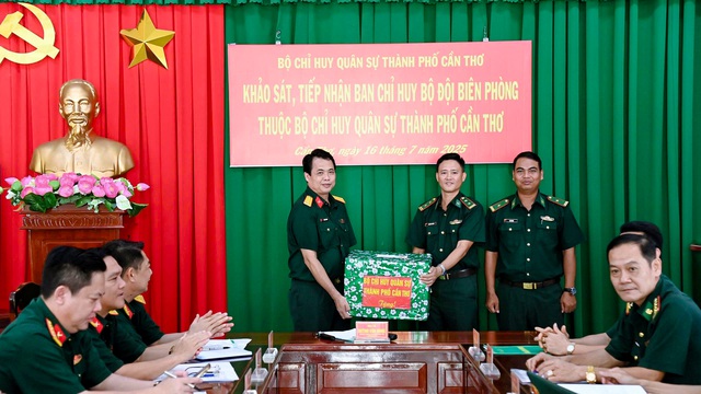 TP Cần Thơ: Khảo sát địa hình và kiểm tra các đơn vị Biên phòng biên giới biển- Ảnh 9. TP Cần Thơ: Khảo sát địa hình và kiểm tra các đơn vị Biên phòng biên giới biển- Ảnh 9.