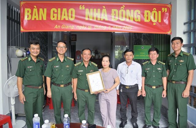 Bàn giao 7 căn “Nhà đồng đội” cho cán bộ Biên phòng tỉnh An Giang- Ảnh 1. Bàn giao 7 căn “Nhà đồng đội” cho cán bộ Biên phòng tỉnh An Giang- Ảnh 1.