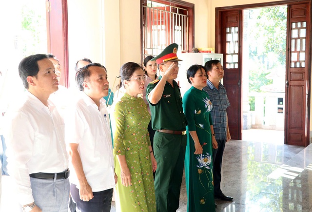 Nghệ An: Phó Bí thư Tỉnh ủy tới thăm, tặng quà các thương bệnh binh, Mẹ Việt Nam anh hùng- Ảnh 1.