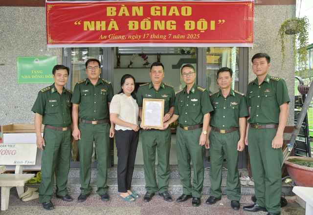 Bàn giao 7 căn “Nhà đồng đội” cho cán bộ Biên phòng tỉnh An Giang- Ảnh 2. Bàn giao 7 căn “Nhà đồng đội” cho cán bộ Biên phòng tỉnh An Giang- Ảnh 2.
